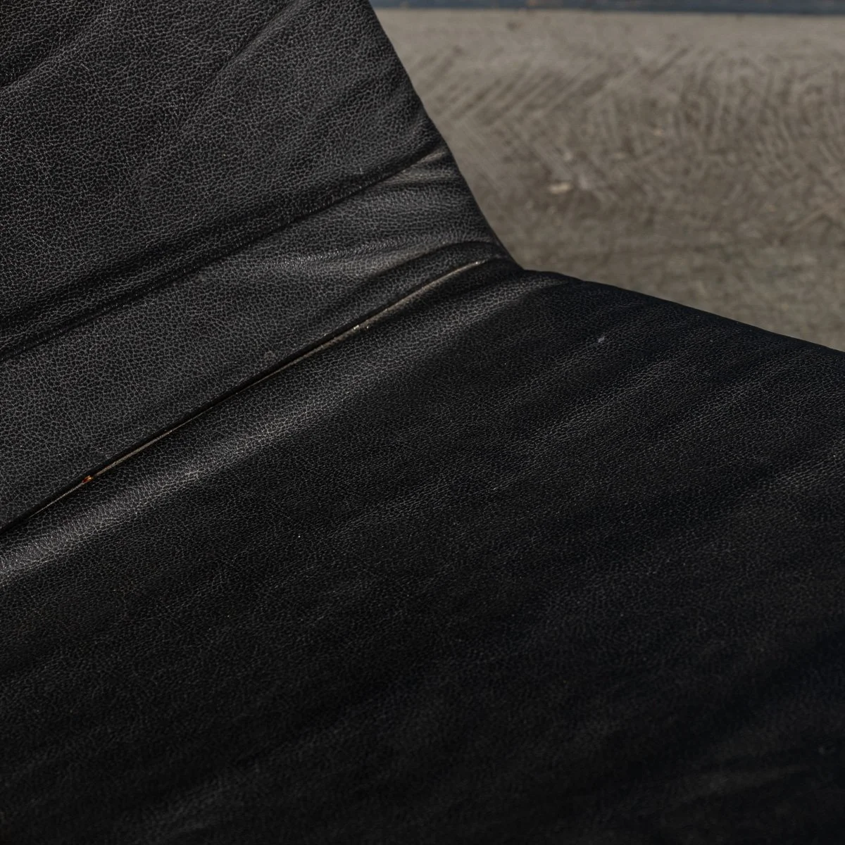 PUSHKINS.COM - B11416 - 20thC ITALIAN BLACK LEATHER CHAISE LOUNGE AFTER LE CORBUSIER c.1980 - 28.jpg