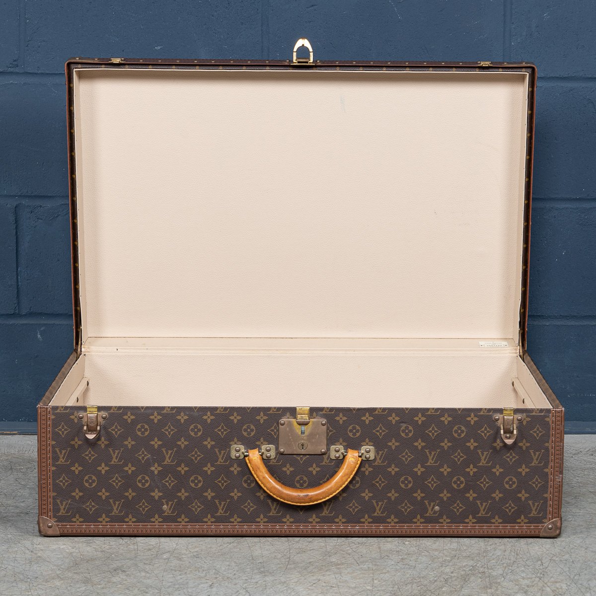 PUSHKINS.COM - B11399 - 20thC LOUIS VUITTON SUITCASE IN MONOGRAM CANVAS, FRANCE - 09.jpg
