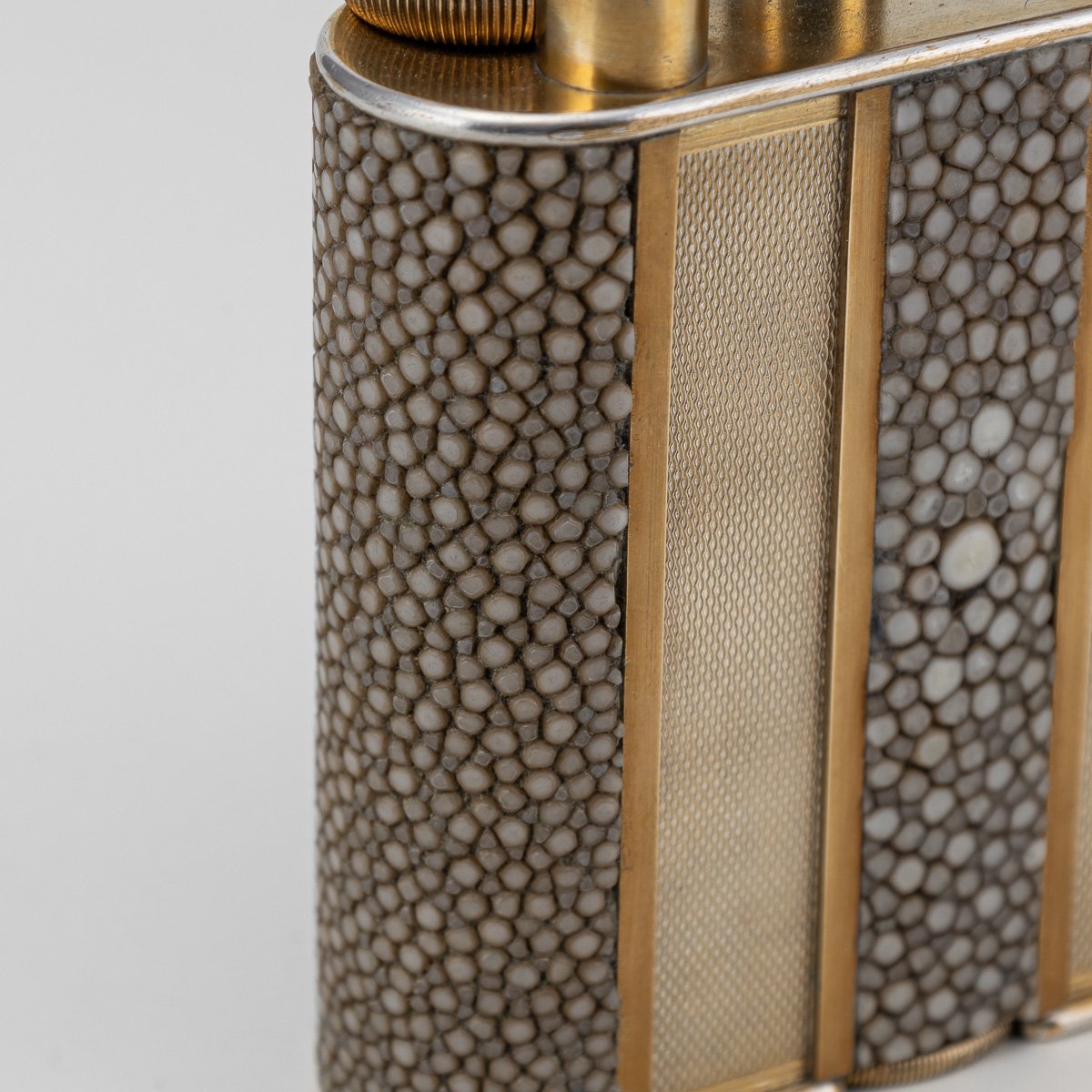 PUSHKINS.COM - D11365 - 20thC SHAGREEN & GOLD ENGINE TURNED PANELLED DUNHILL TABLE LIGHTER c.1950 - 15.jpg