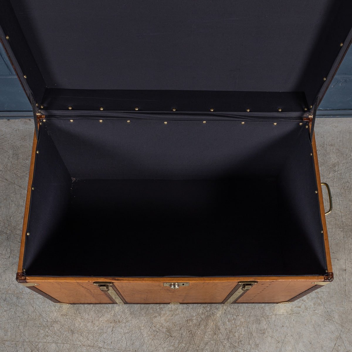 PUSHKINS.COM - B11236 - 20thC LEATHER CLAD ENGLISH ARMY : NAVY STYLE TRUNK - 11.jpg