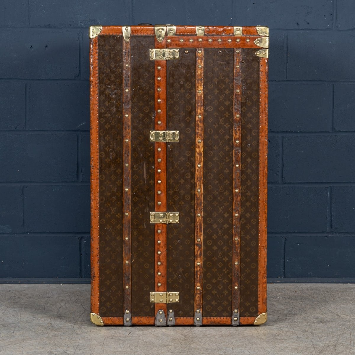 PUSHKINS.COM - B11231h - 20thC LOUIS VUITTON WARDROBE TRUNK IN MONOGRAM CANVAS, FRANCE - 06.jpg