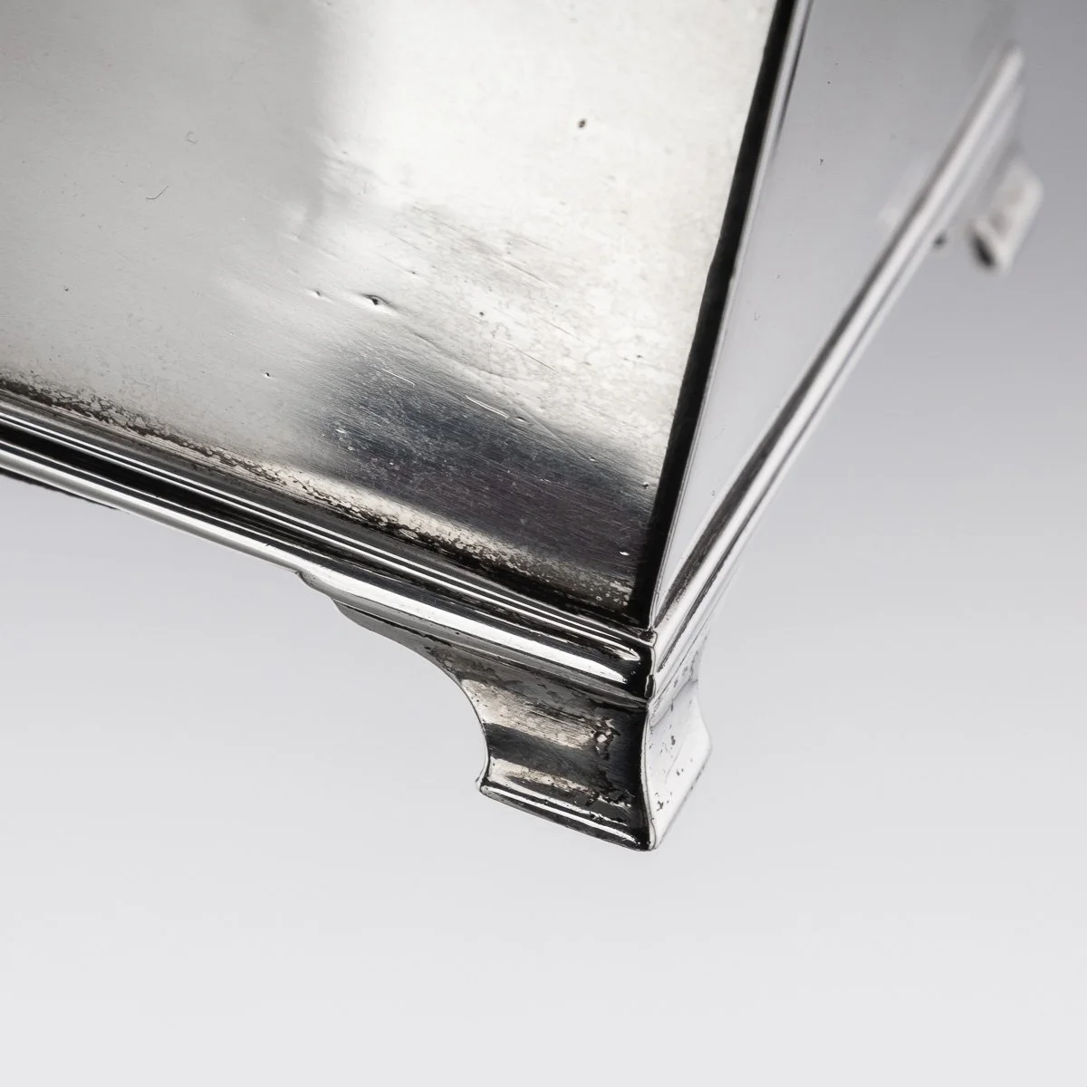 PUSHKINS.COM - C11077 - ANTIQUE 20thC EDWARDIAN SOLID SILVER CIGARETTE BOX, F.S. RUSSELL, GLASGOW c.1907 - 22.jpg