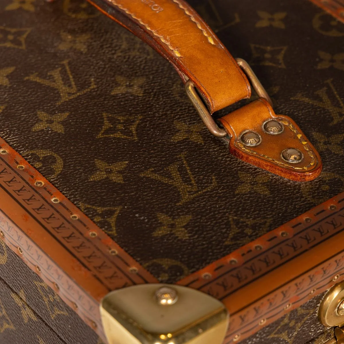 PUSHKINS.COM - D11759 - 20thC LOUIS VUITTON JEWELLERY CASE IN MONOGRAM CANVAS, MADE IN FRANCE c.1960 - 37.jpg
