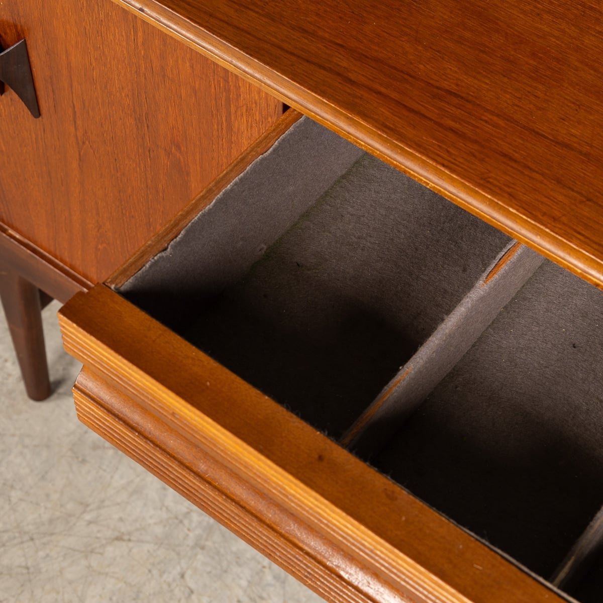 PUSHKIN'S - 20thC ENGLISH WALNUT SIDEBOARD BY ELLIOTS OF NEWBURY c.1960 - 39.jpg