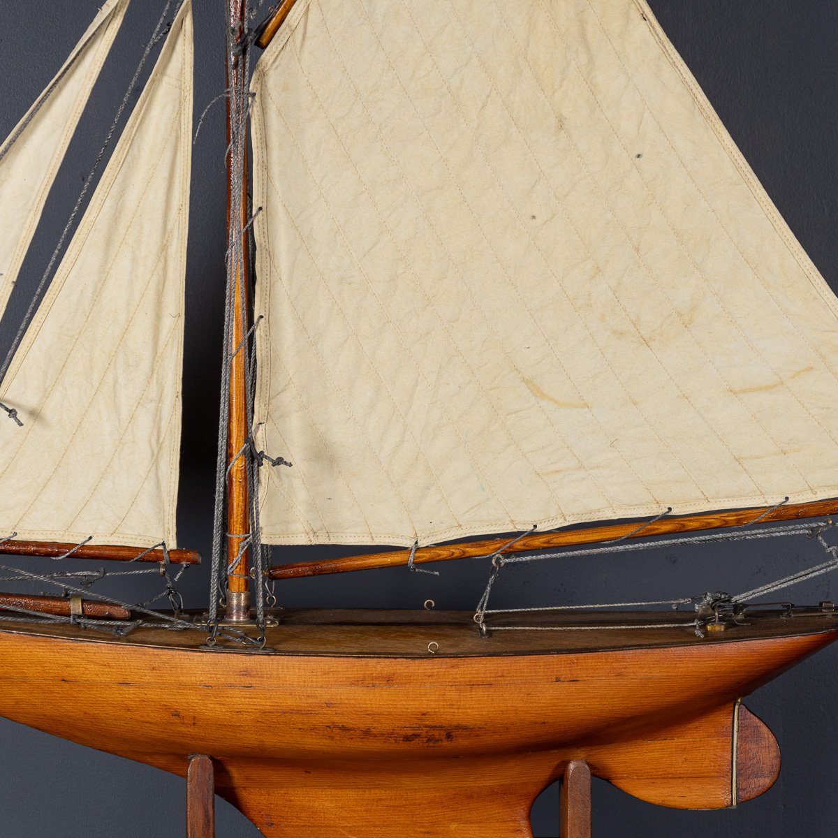 PUSHKINS.COM - D11103 - VINTAGE 20thC LARGE ENGLISH GAFF CUTTER POND YACHT c.1940 - 11.jpg