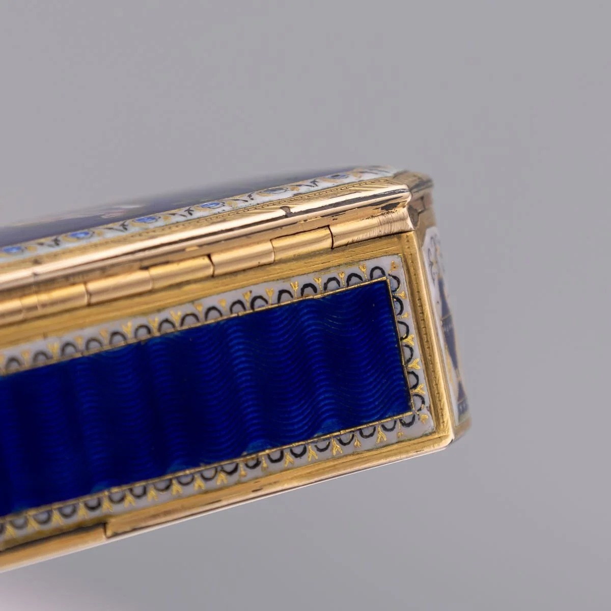 PUSHKINS.COM - A00129 - ANTIQUE 19thC GERMAN 18K GOLD & ENAMEL SNUFF BOX, HANAU c.1820 - 26.jpg