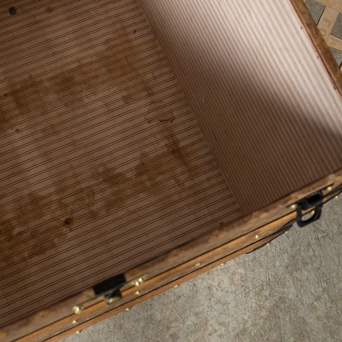 PUSHKINS.COM - B11503w - ANTIQUE 20thC LOUIS VUITTON HAT TRUNK IN WOVEN CANVAS, FRANCE c.1890 - 17.jpg