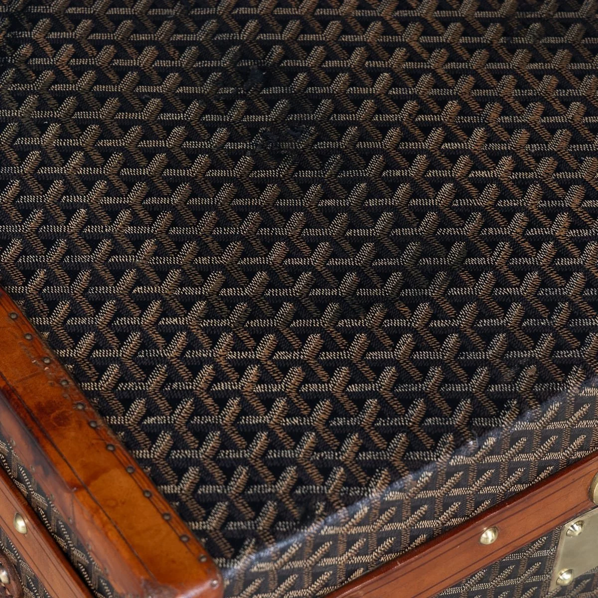 PUSHKINS.COM - B12018d - ANTIQUE 20thC FRENCH HAT TRUNK IN CHEVRON CANVAS BY GOYARD, PARIS c.1900 - 19.jpg