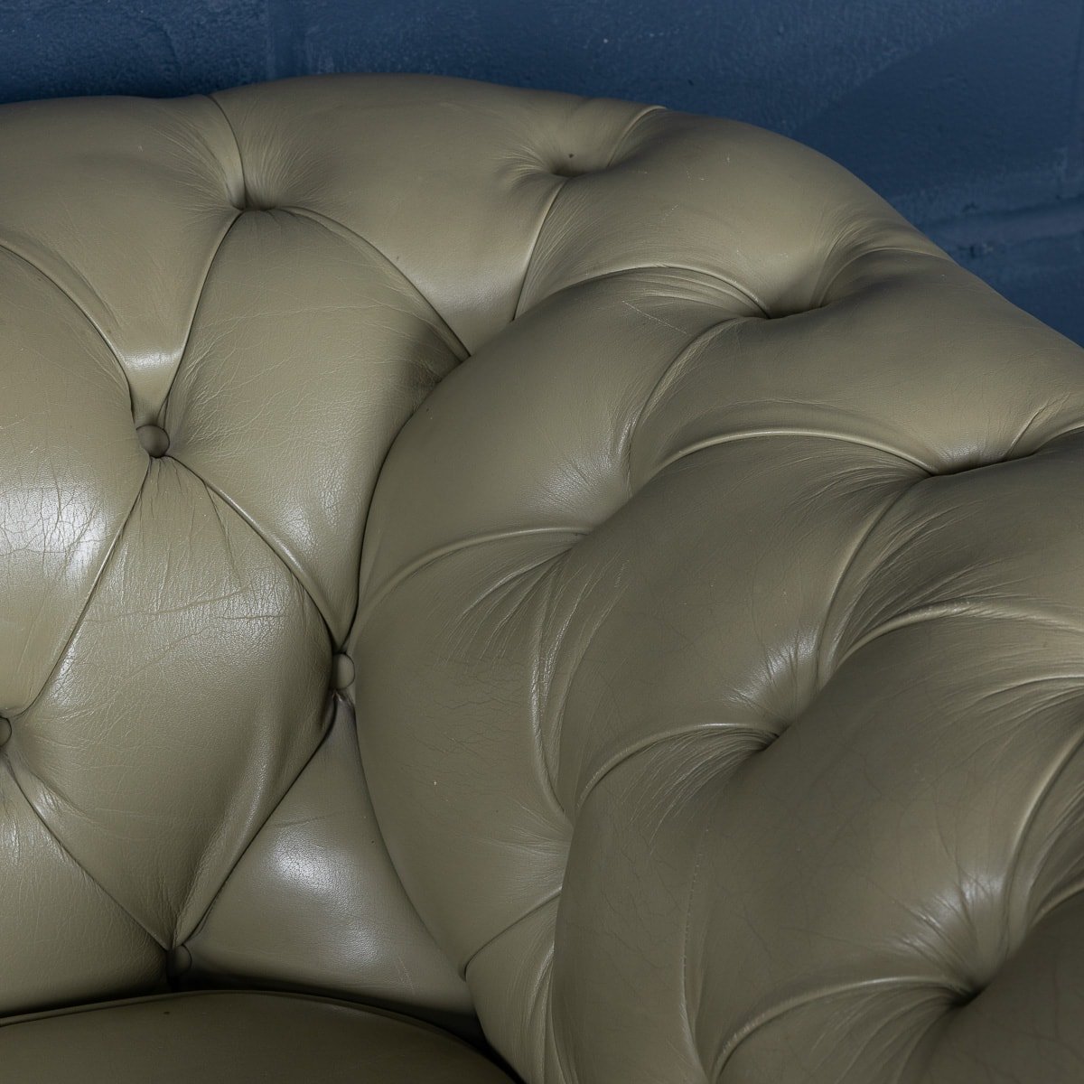 PUSHKIN'S - STUNNING 20thC ENGLISH OLIVE GREEN LEATHER CHESTERFIELD SOFA - 18.jpg