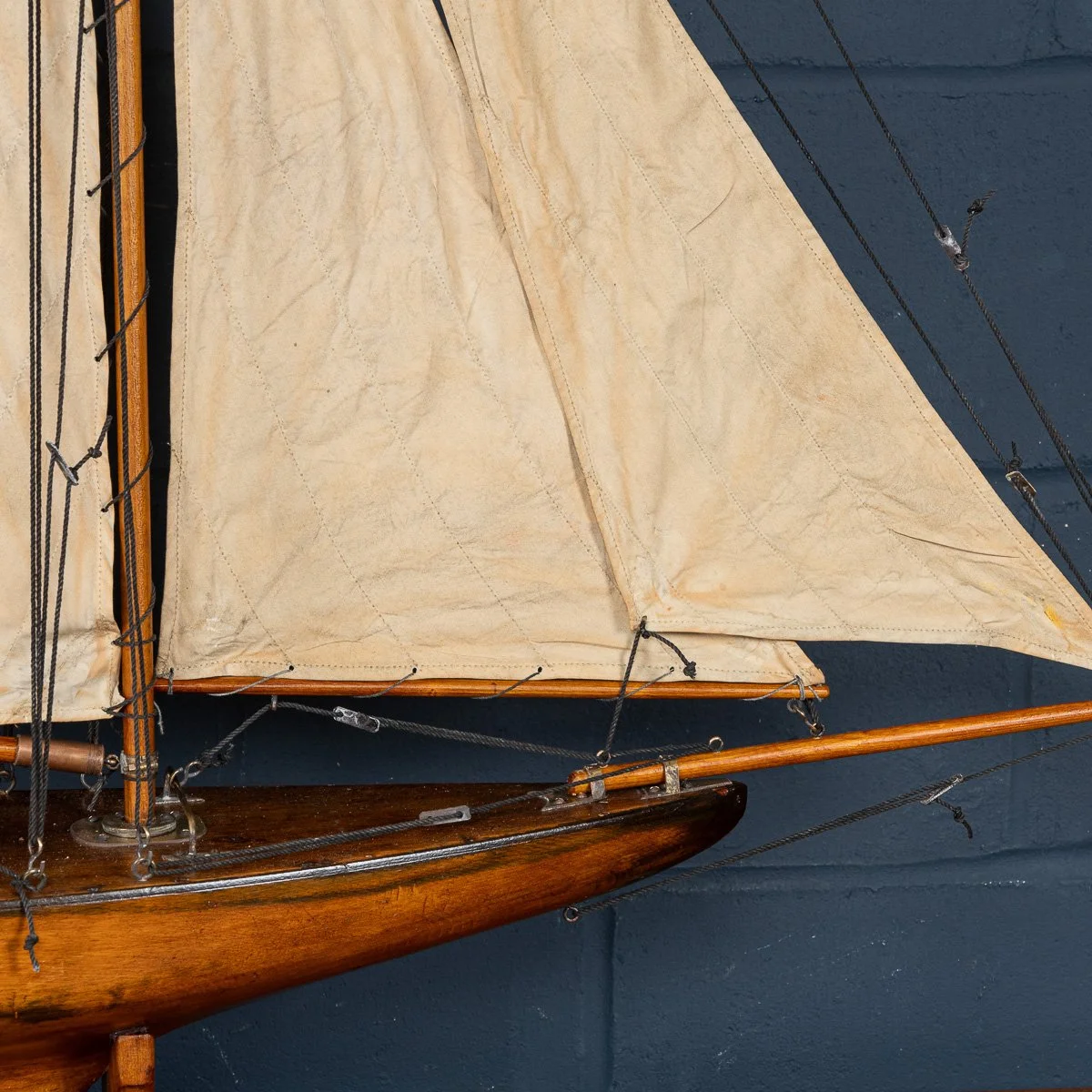 PUSHKINS.COM - B11425 - VINTAGE 20thC ENGLISH GAFF RIGGED %22J CLASS%22 POND YACHT c.1930 - 10.jpg