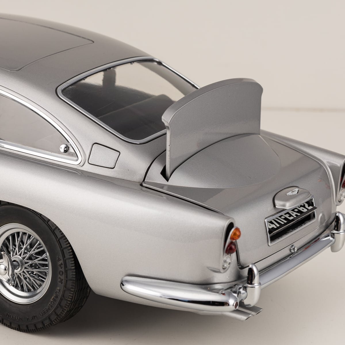 PUSHKIN'S - ASTON MARTIN DB5 1:8 SCALE MODEL %22JAMES BOND GOLDFINGER%22 BY EAGLEMOSS - 36.jpg
