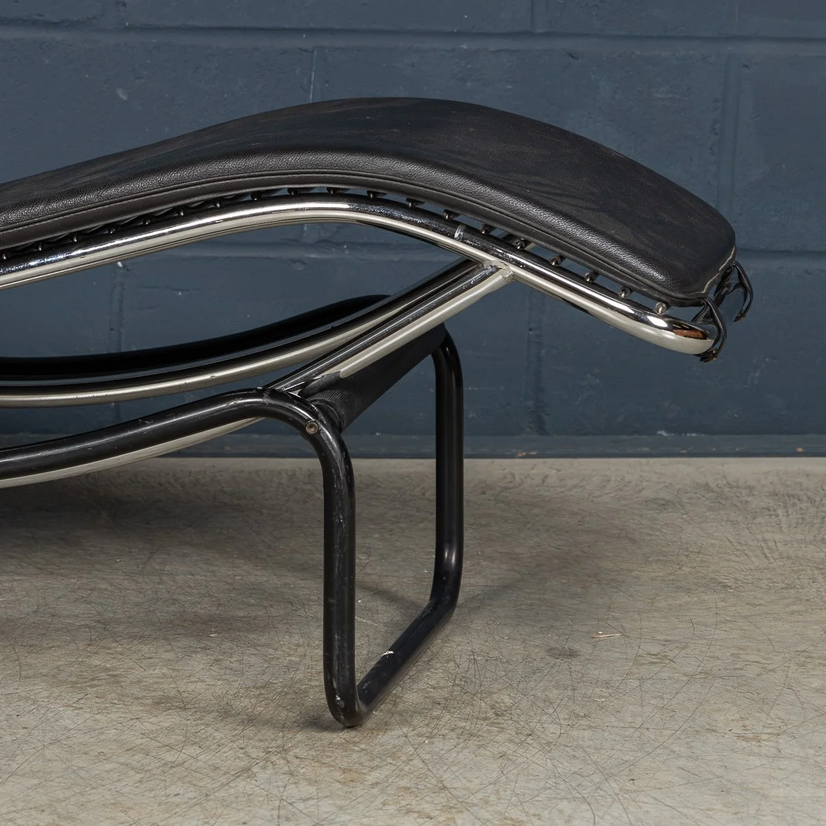 PUSHKINS.COM - B11416 - 20thC ITALIAN BLACK LEATHER CHAISE LOUNGE AFTER LE CORBUSIER c.1980 - 17.jpg