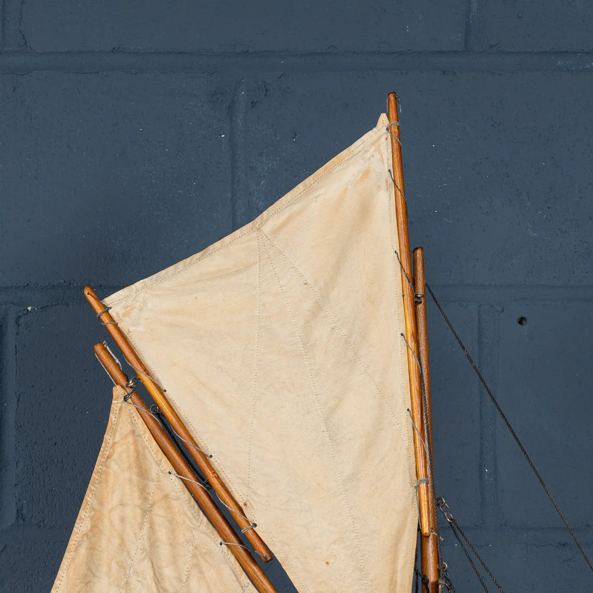 PUSHKINS.COM - B11425 - VINTAGE 20thC ENGLISH GAFF RIGGED %22J CLASS%22 POND YACHT c.1930 - 05.jpg