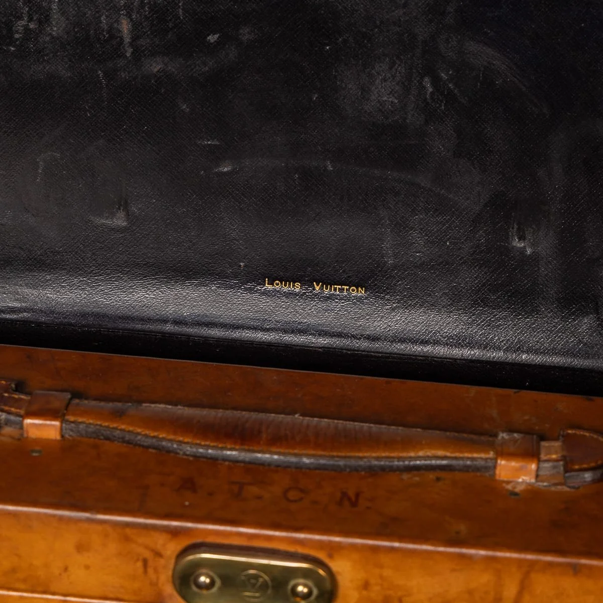 PUSHKINS.COM - D11874 - 20thC LOUIS VUITTON DRESSING CASE IN COW HIDE LEATHER, FRANCE - 15.jpg