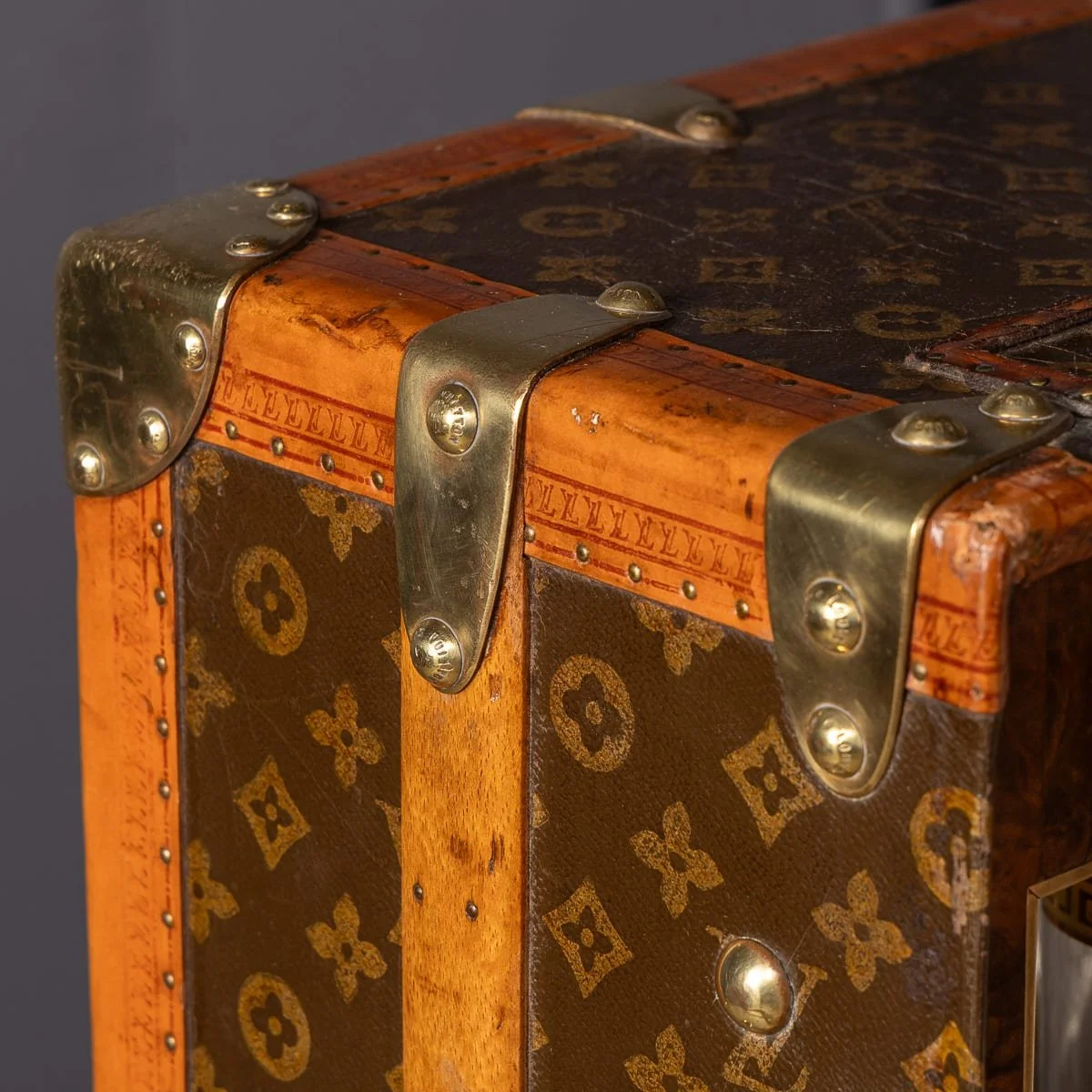 PUSHKINS.COM - D11876 - ANTIQUE 20thC LOUIS VUITTON TRUNK IN MONOGRAM CANVAS WITH BUILT IN BAR & HUMIDOR - 55.jpg