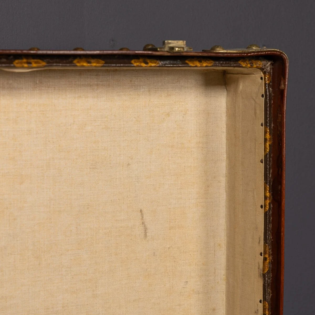 PUSHKINS.COM - D11761 - ANTIQUE 20thC LOUIS VUITTON SUITCASE IN MONOGRAM CANVAS, FRANCE c.1925 - 30.jpg