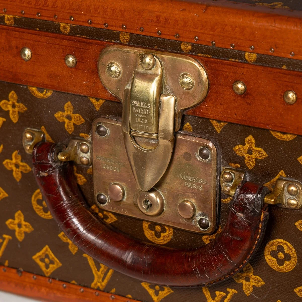PUSHKINS.COM - D11761 - ANTIQUE 20thC LOUIS VUITTON SUITCASE IN MONOGRAM CANVAS, FRANCE c.1925 - 33.jpg