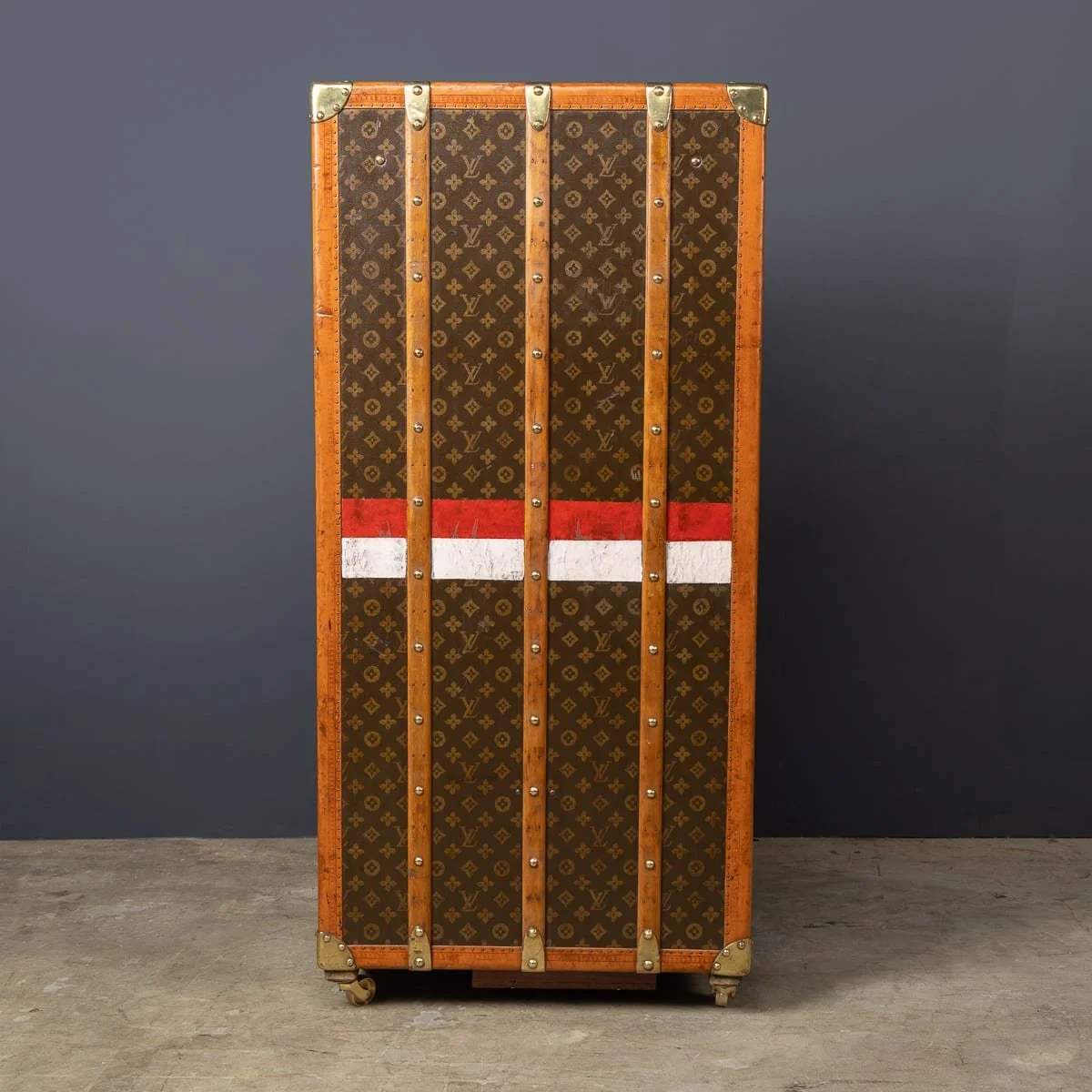 PUSHKINS.COM - D11876 - ANTIQUE 20thC LOUIS VUITTON TRUNK IN MONOGRAM CANVAS WITH BUILT IN BAR & HUMIDOR - 10.jpg