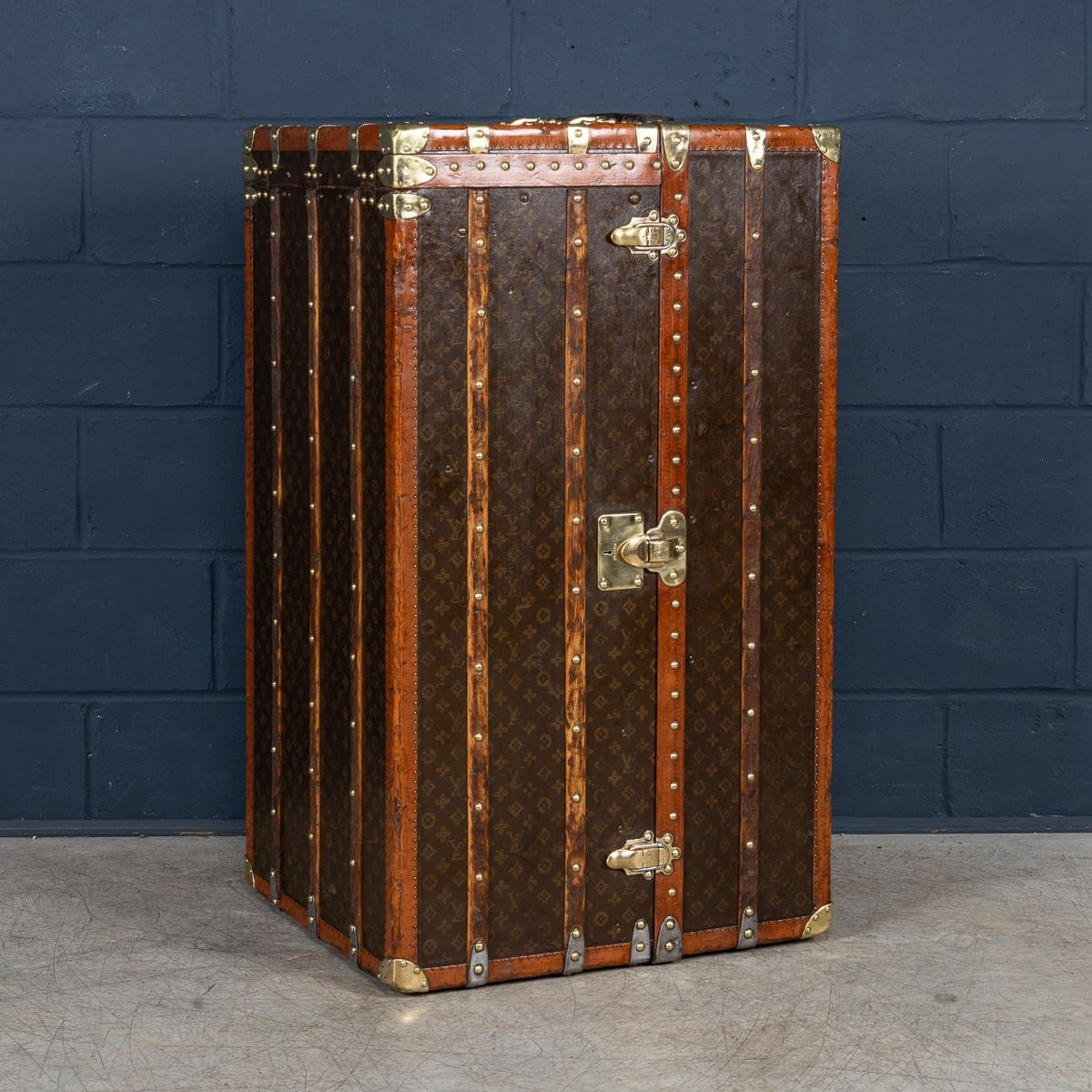 PUSHKINS.COM - B11231h - 20thC LOUIS VUITTON WARDROBE TRUNK IN MONOGRAM CANVAS, FRANCE - 03.jpg