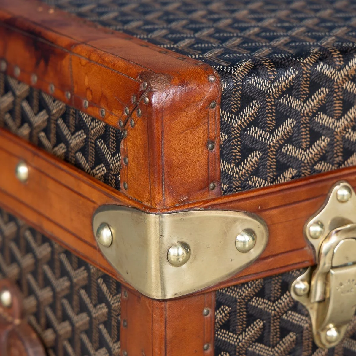 PUSHKINS.COM - B12018d - ANTIQUE 20thC FRENCH HAT TRUNK IN CHEVRON CANVAS BY GOYARD, PARIS c.1900 - 26.jpg