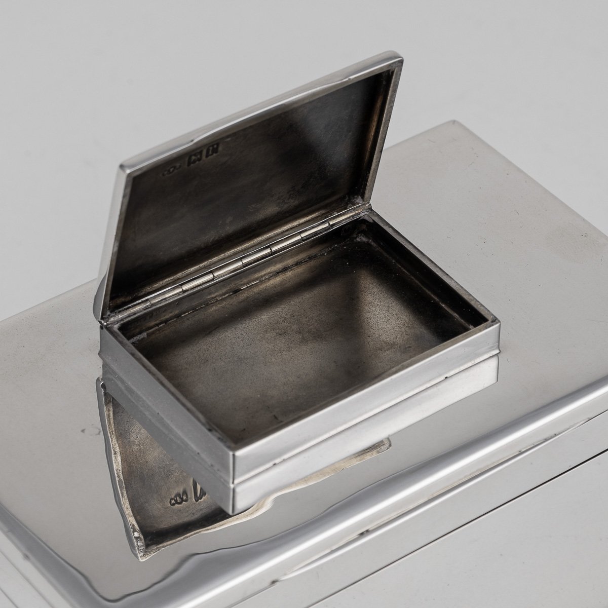 PUSHKINS.COM - D11355 - ANTIQUE 20thC ENGLISH SOLID SILVER FOUR-TIER CIGAR BOX, LONDON c.1912 - 07.jpg