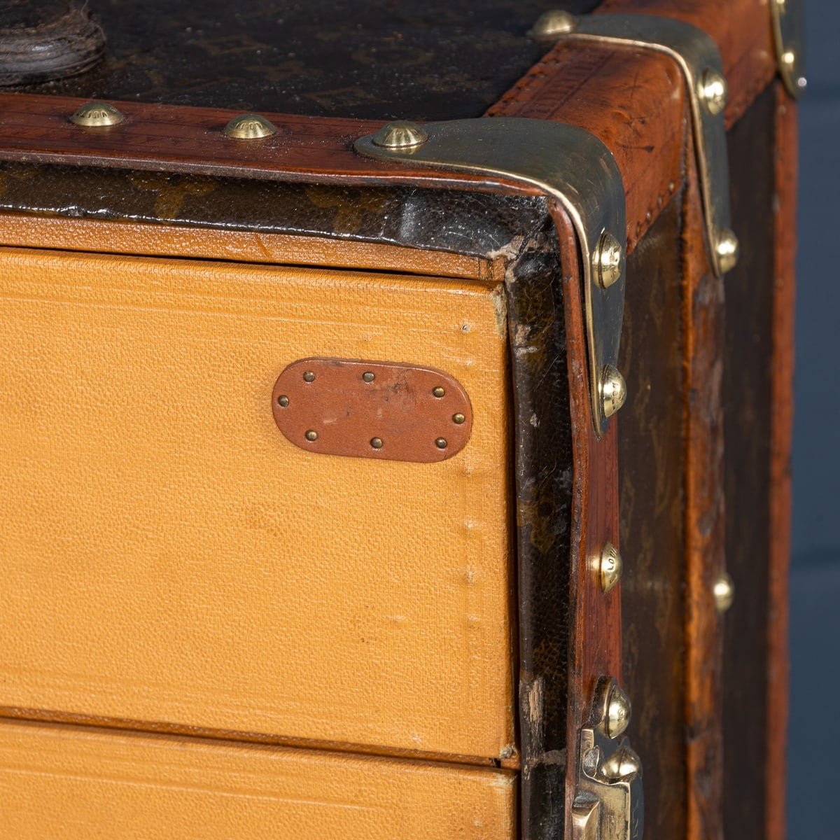 PUSHKINS.COM - B11231h - 20thC LOUIS VUITTON WARDROBE TRUNK IN MONOGRAM CANVAS, FRANCE - 14.jpg
