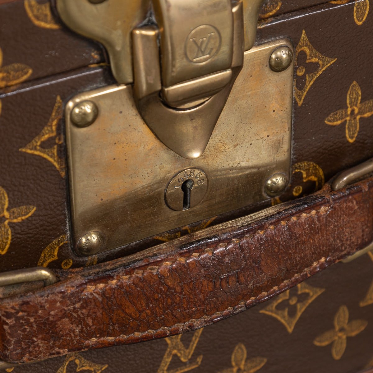 PUSHKINS.COM - B11235d - 20thC LOUIS VUITTON HAT CASE IN MONOGRAM CANVAS, CONVERTED INTO A HUMIDOR c.1950 - 18.jpg