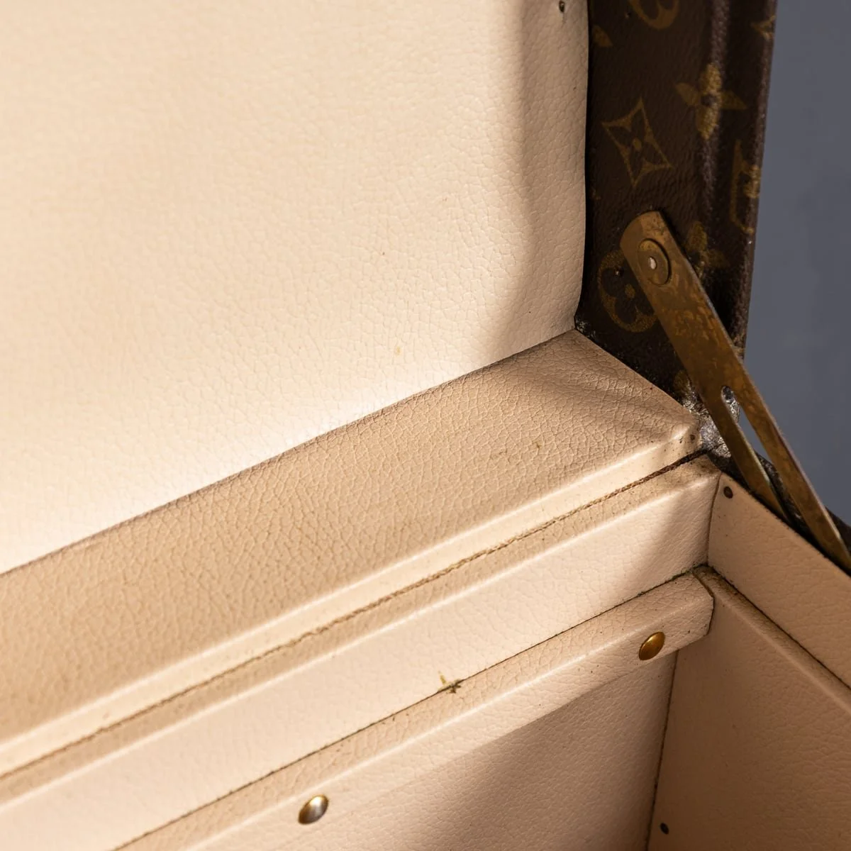 PUSHKIN'S - MID 20thC LOUIS VUITTON VANITY CASE IN MONOGRAM CANVAS, MADE IN FRANCE c.1960 - 14.jpg