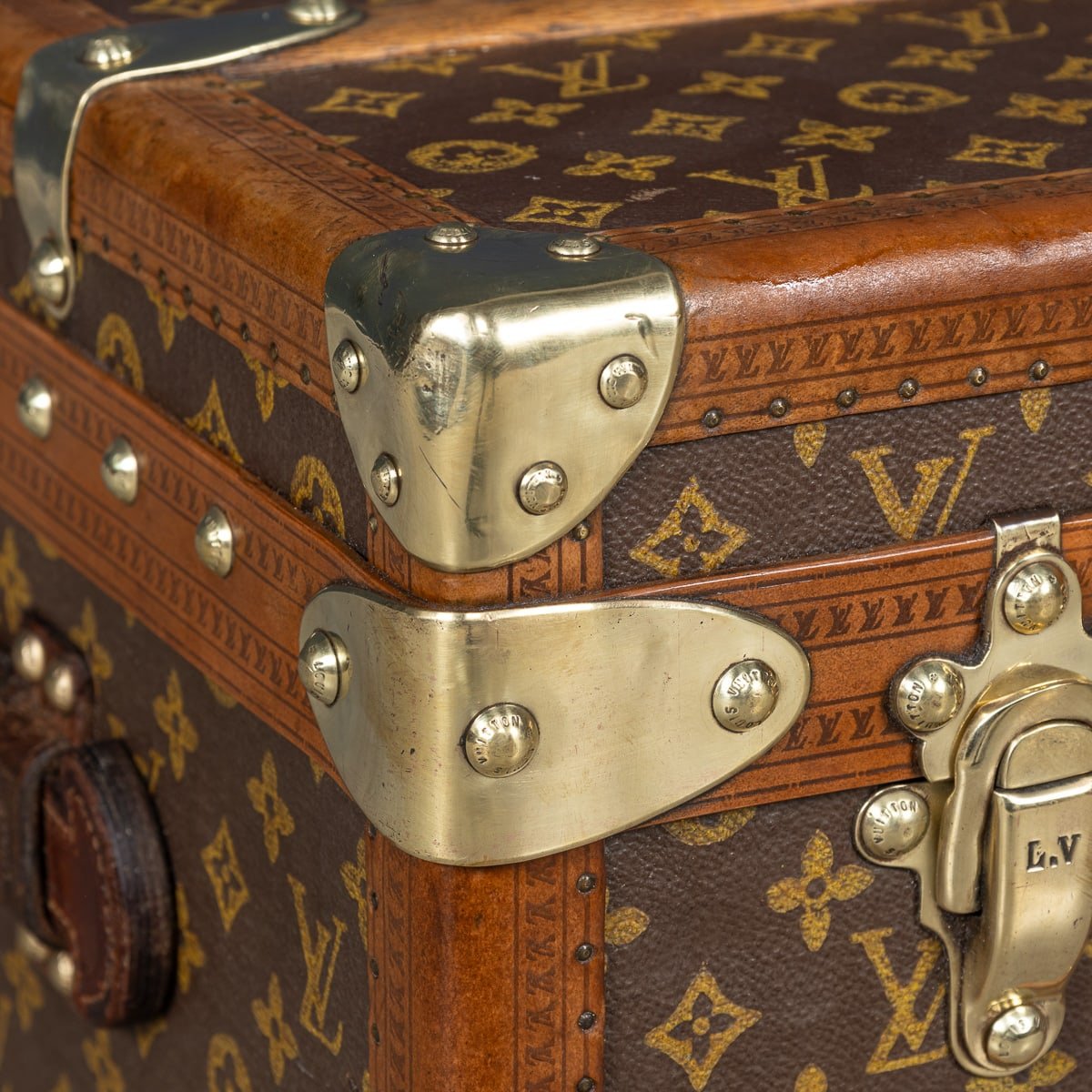 PUSHKINS.COM - B11233d - 20thC LOUIS VUITTON CABIN TRUNK IN MONOGRAM CANVAS, FRANCE c.1930 - 24.jpg