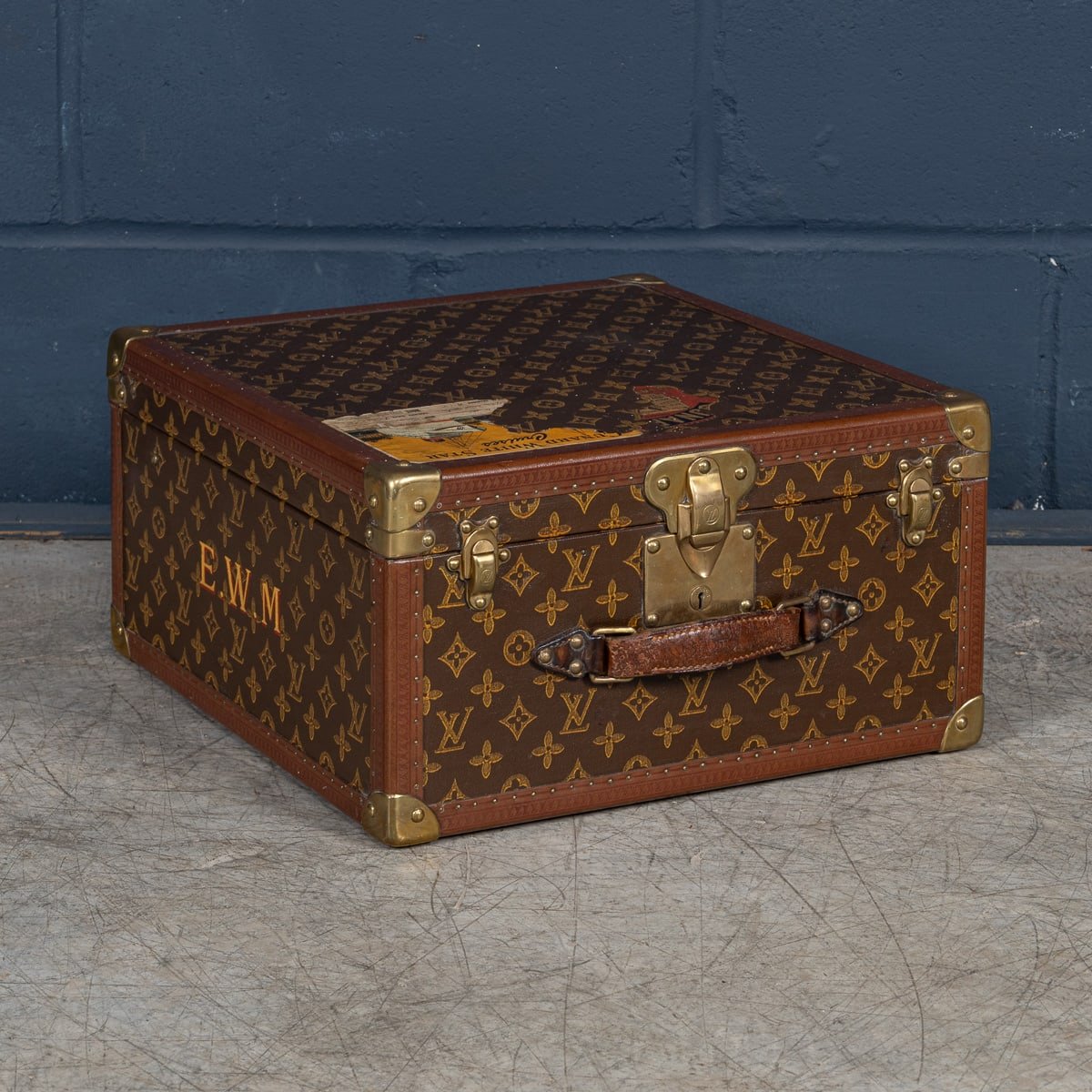 PUSHKINS.COM - B11235d - 20thC LOUIS VUITTON HAT CASE IN MONOGRAM CANVAS, CONVERTED INTO A HUMIDOR c.1950 - 03.jpg