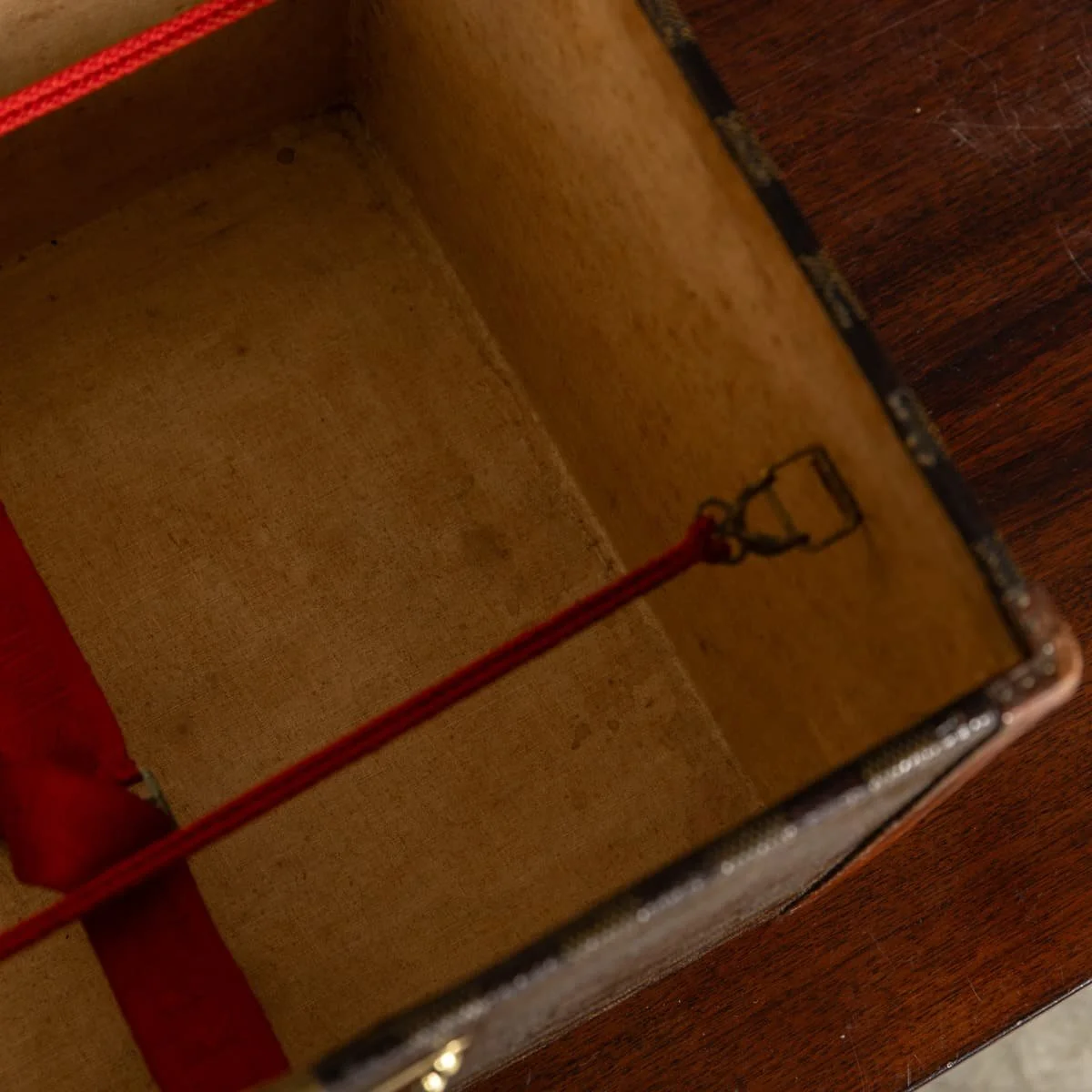 PUSHKINS.COM - B12349 - ANTIQUE 20thC LOUIS VUITTON HAT TRUNK IN DAMIER CANVAS, FRANCE c.1900 - 19.jpg