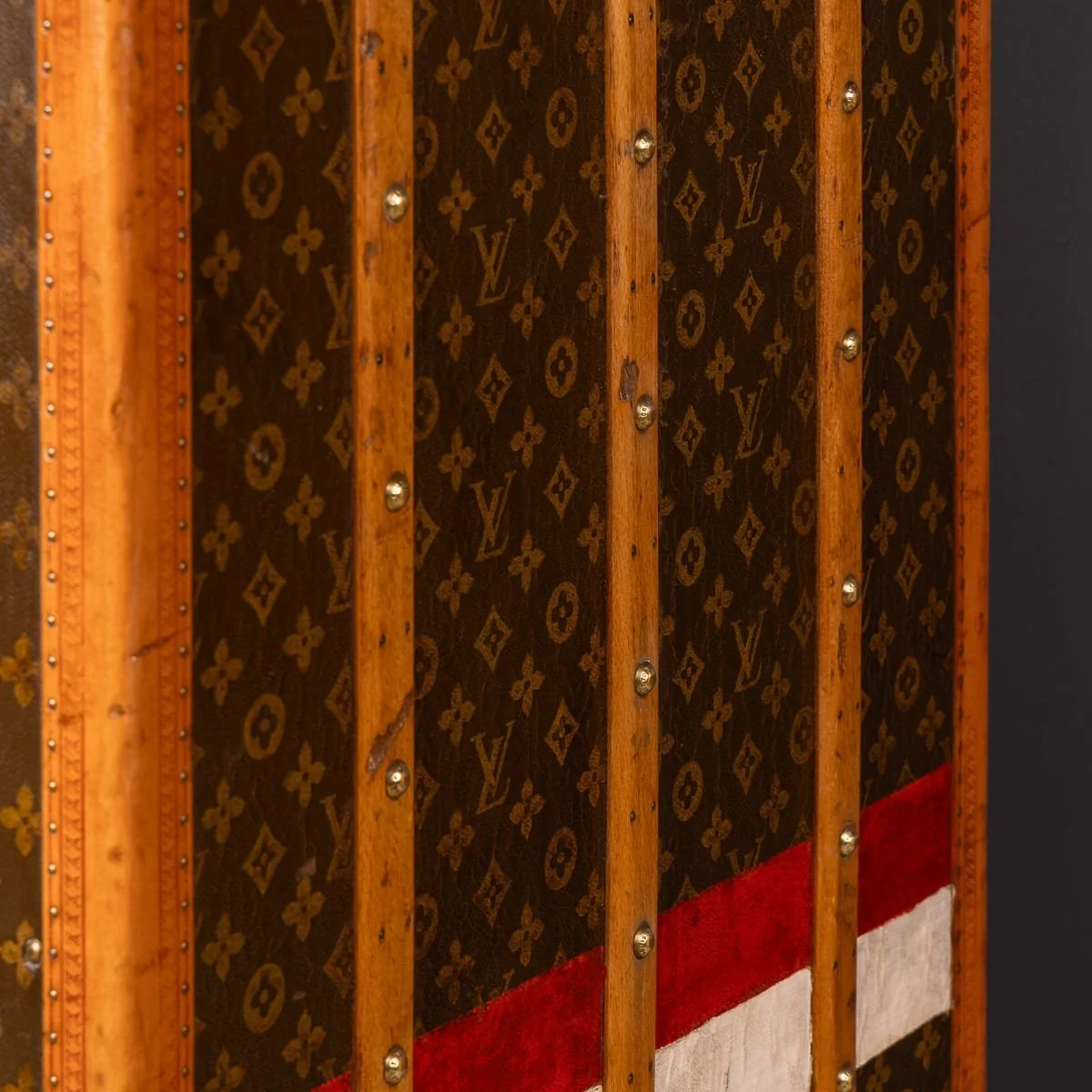 PUSHKINS.COM - D11876 - ANTIQUE 20thC LOUIS VUITTON TRUNK IN MONOGRAM CANVAS WITH BUILT IN BAR & HUMIDOR - 66.jpg