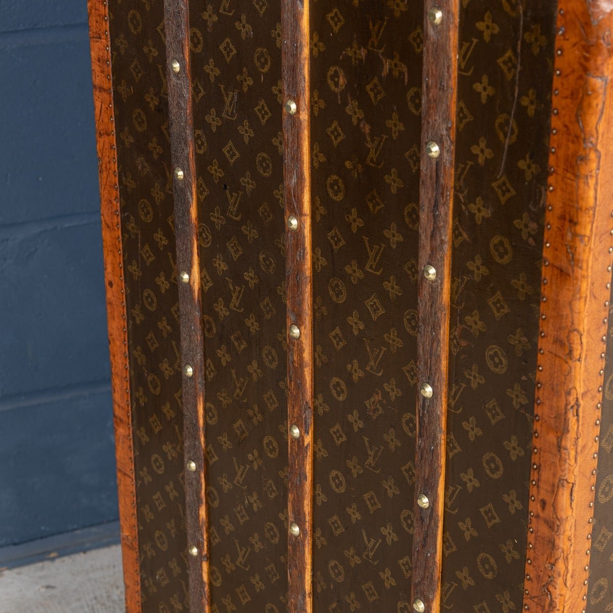 PUSHKINS.COM - B11231h - 20thC LOUIS VUITTON WARDROBE TRUNK IN MONOGRAM CANVAS, FRANCE - 35.jpg