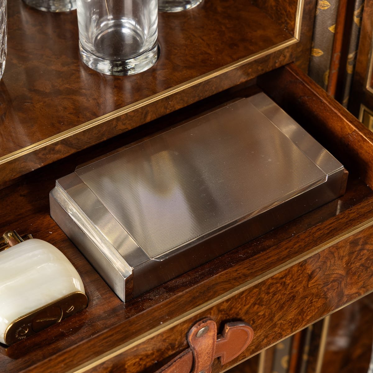 PUSHKINS.COM - D11876 - ANTIQUE 20thC LOUIS VUITTON TRUNK IN MONOGRAM CANVAS WITH BUILT IN BAR & HUMIDOR - 32.jpg