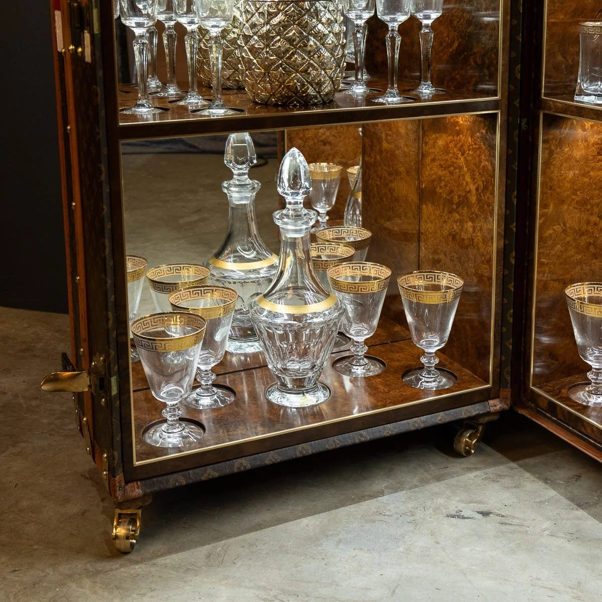 PUSHKINS.COM - D11876 - ANTIQUE 20thC LOUIS VUITTON TRUNK IN MONOGRAM CANVAS WITH BUILT IN BAR & HUMIDOR - 15.jpg