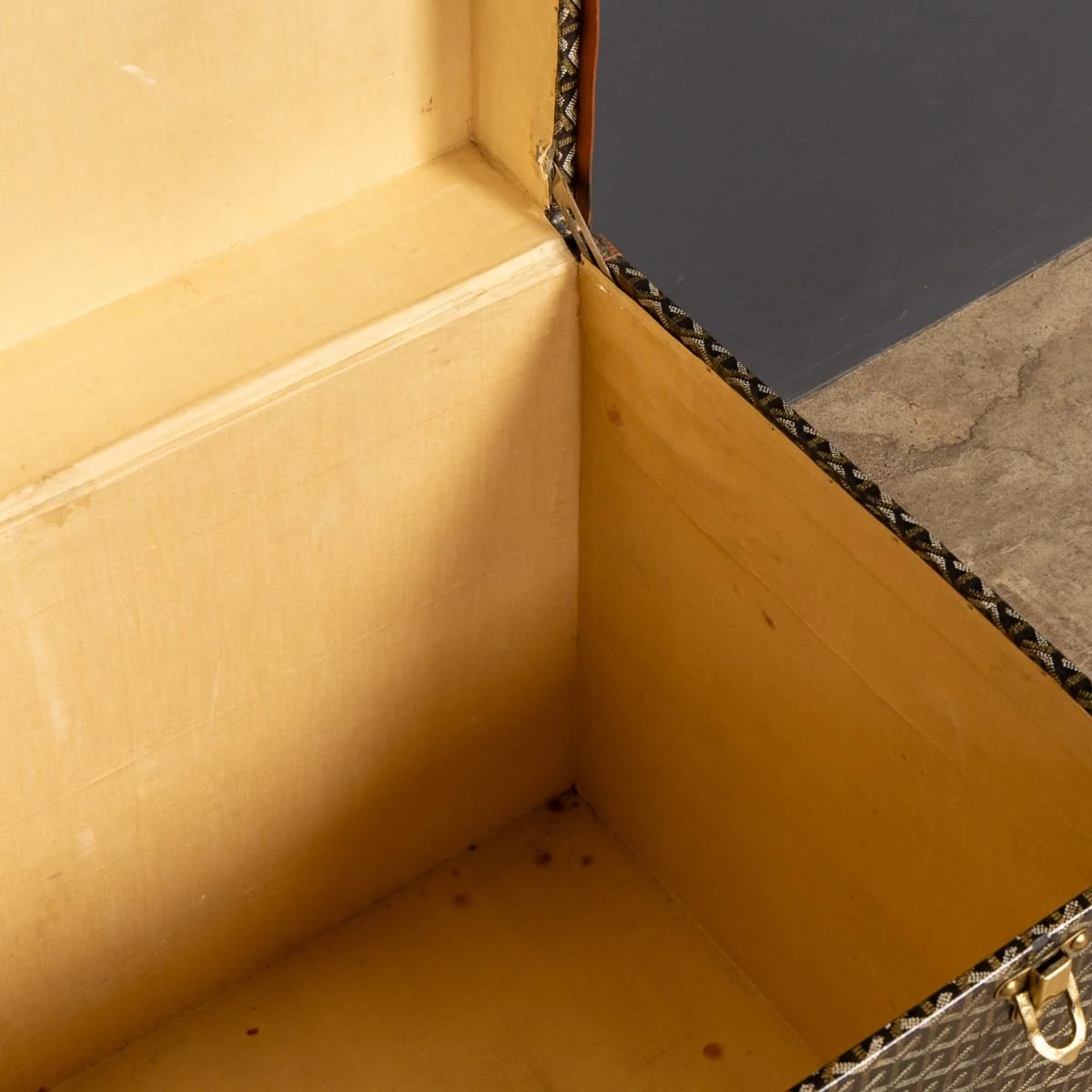 PUSHKINS.COM - Z12140 - ANTIQUE 20thC FRENCH HAT TRUNK IN CHEVRON CANVAS BY GOYARD, PARIS c.1920 - 18.jpg