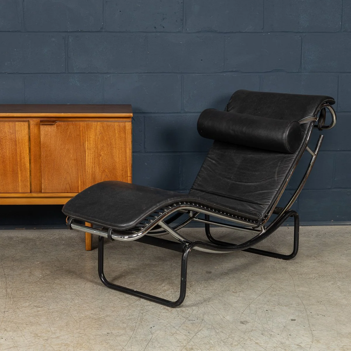 PUSHKINS.COM - B11416 - 20thC ITALIAN BLACK LEATHER CHAISE LOUNGE AFTER LE CORBUSIER c.1980 - 04.jpg