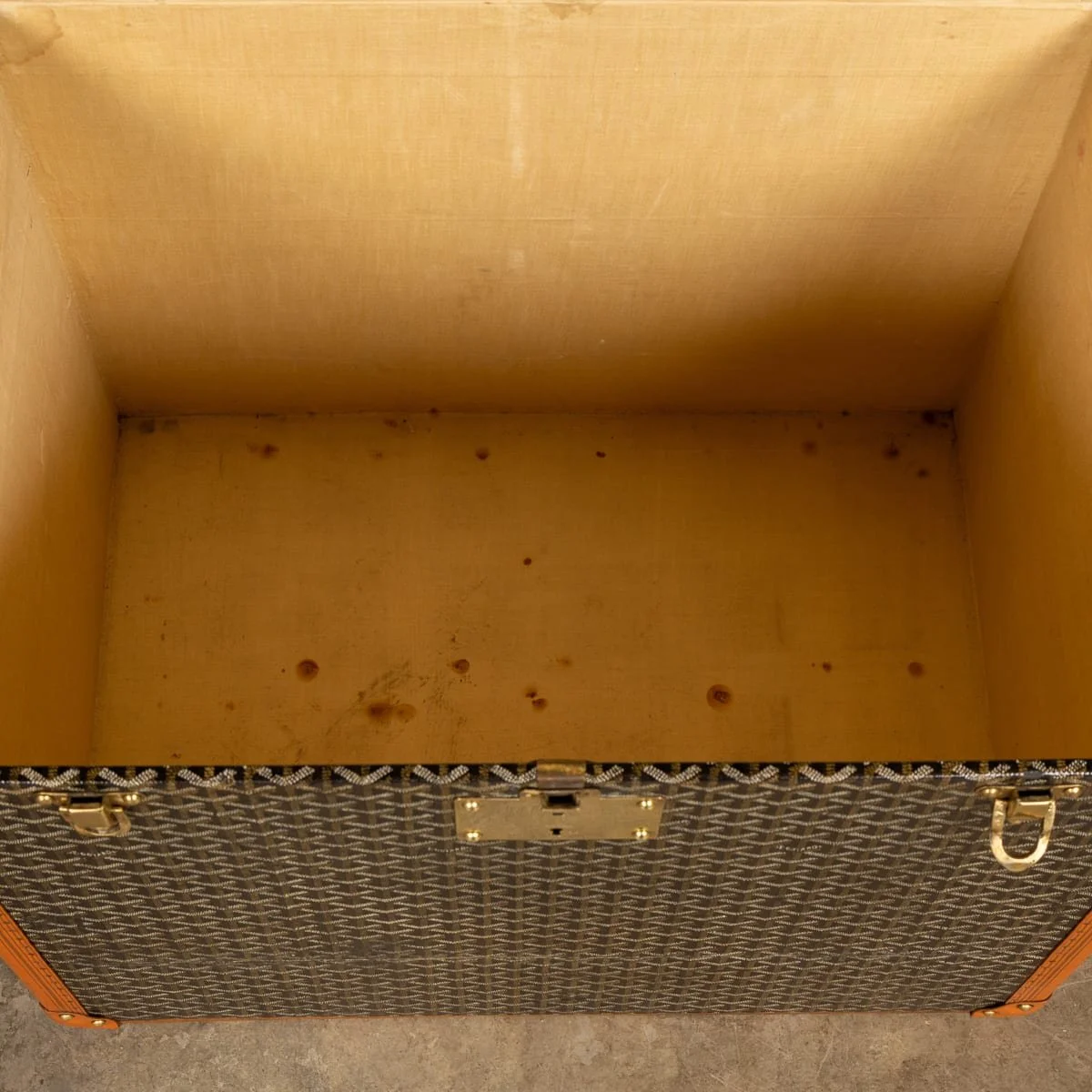 PUSHKINS.COM - Z12140 - ANTIQUE 20thC FRENCH HAT TRUNK IN CHEVRON CANVAS BY GOYARD, PARIS c.1920 - 16.jpg