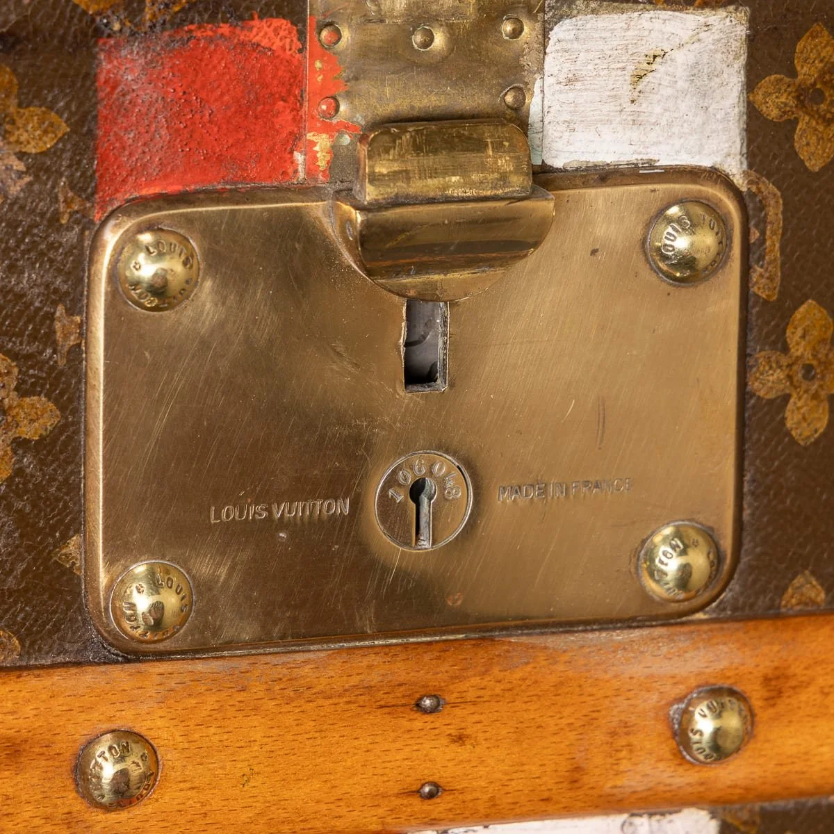PUSHKINS.COM - D11876 - ANTIQUE 20thC LOUIS VUITTON TRUNK IN MONOGRAM CANVAS WITH BUILT IN BAR & HUMIDOR - 58.jpg