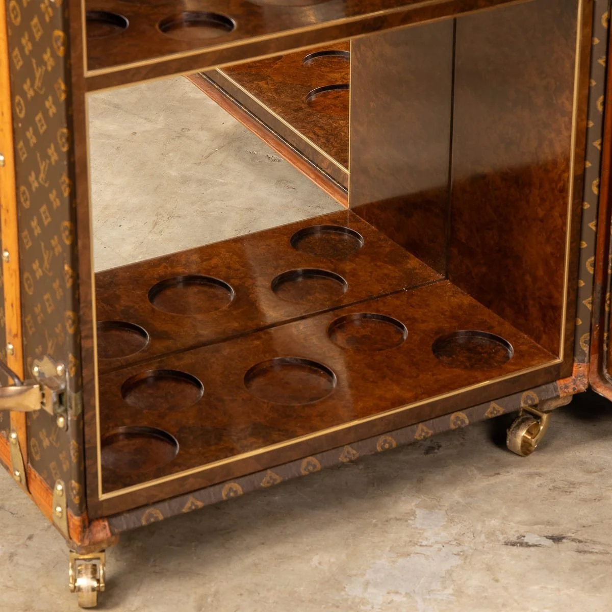 PUSHKINS.COM - D11876 - ANTIQUE 20thC LOUIS VUITTON TRUNK IN MONOGRAM CANVAS WITH BUILT IN BAR & HUMIDOR - 53.jpg