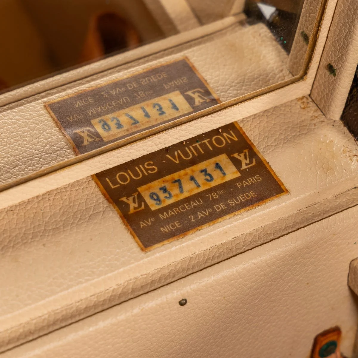 PUSHKINS.COM - D11760 - 20thC LOUIS VUITTON VANITY CASE IN MONOGRAM CANVAS, MADE IN FRANCE c.1960 - 13.jpg