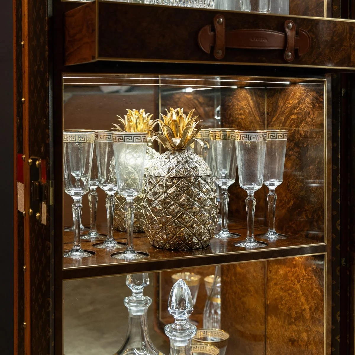 PUSHKINS.COM - D11876 - ANTIQUE 20thC LOUIS VUITTON TRUNK IN MONOGRAM CANVAS WITH BUILT IN BAR & HUMIDOR - 16.jpg