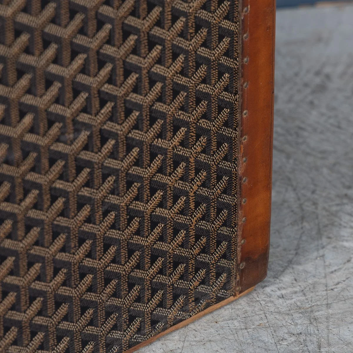 PUSHKINS.COM - B12018d - ANTIQUE 20thC FRENCH HAT TRUNK IN CHEVRON CANVAS BY GOYARD, PARIS c.1900 - 23.jpg