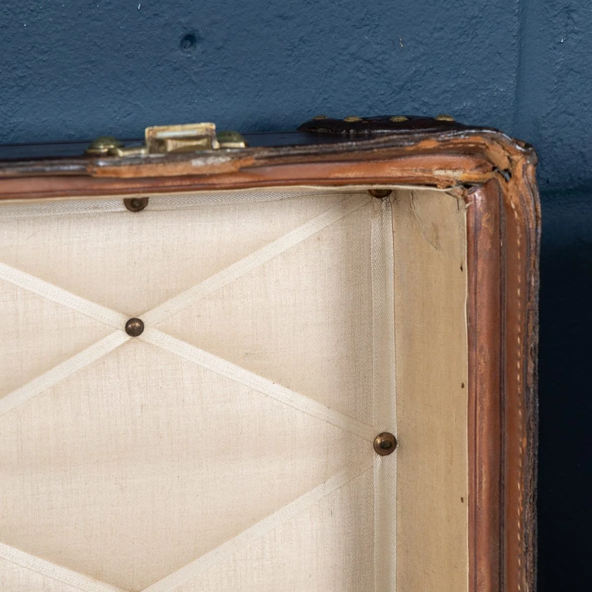 PUSHKINS.COM - B12015i - ANTIQUE 20thC LOUIS VUITTON COURIER TRUNK IN NATURAL COW HIDE, FRANCE c.1900 - 16.jpg