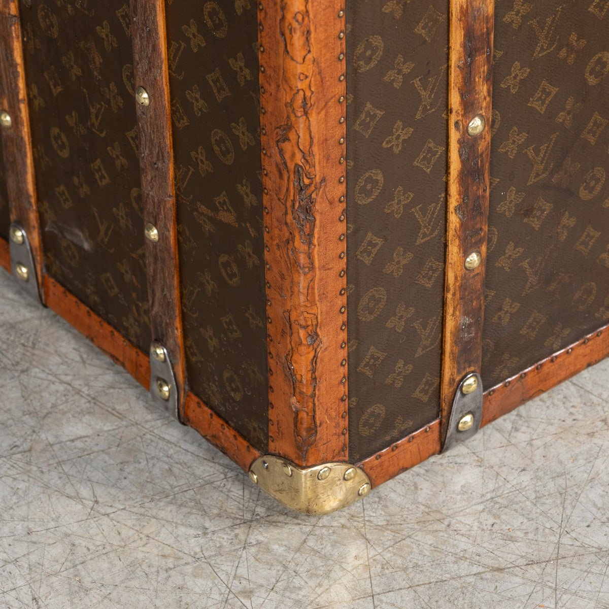 PUSHKINS.COM - B11231h - 20thC LOUIS VUITTON WARDROBE TRUNK IN MONOGRAM CANVAS, FRANCE - 36.jpg