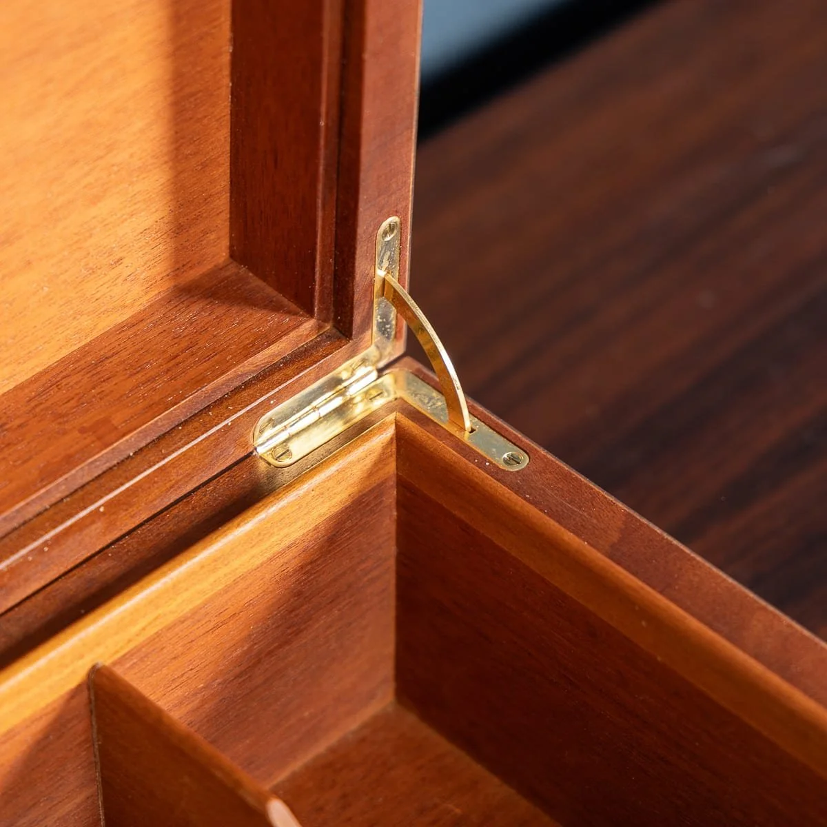 PUSHKINS.COM - B12031 - VINTAGE 20thC BURR WALNUT CIGAR HUMIDOR BY DUNHILL, ENGLAND - 33.jpg