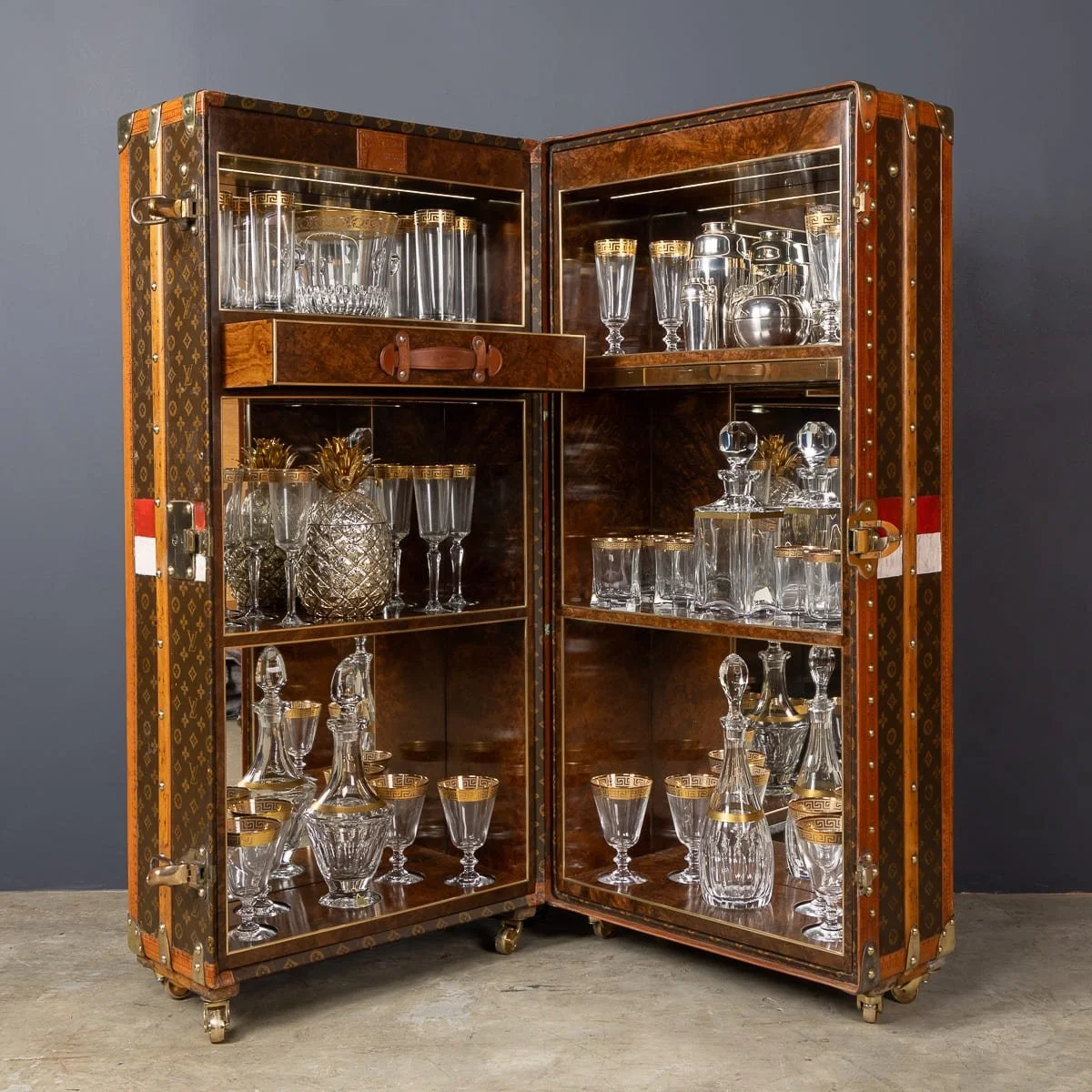 PUSHKINS.COM - D11876 - ANTIQUE 20thC LOUIS VUITTON TRUNK IN MONOGRAM CANVAS WITH BUILT IN BAR & HUMIDOR - 03.jpg