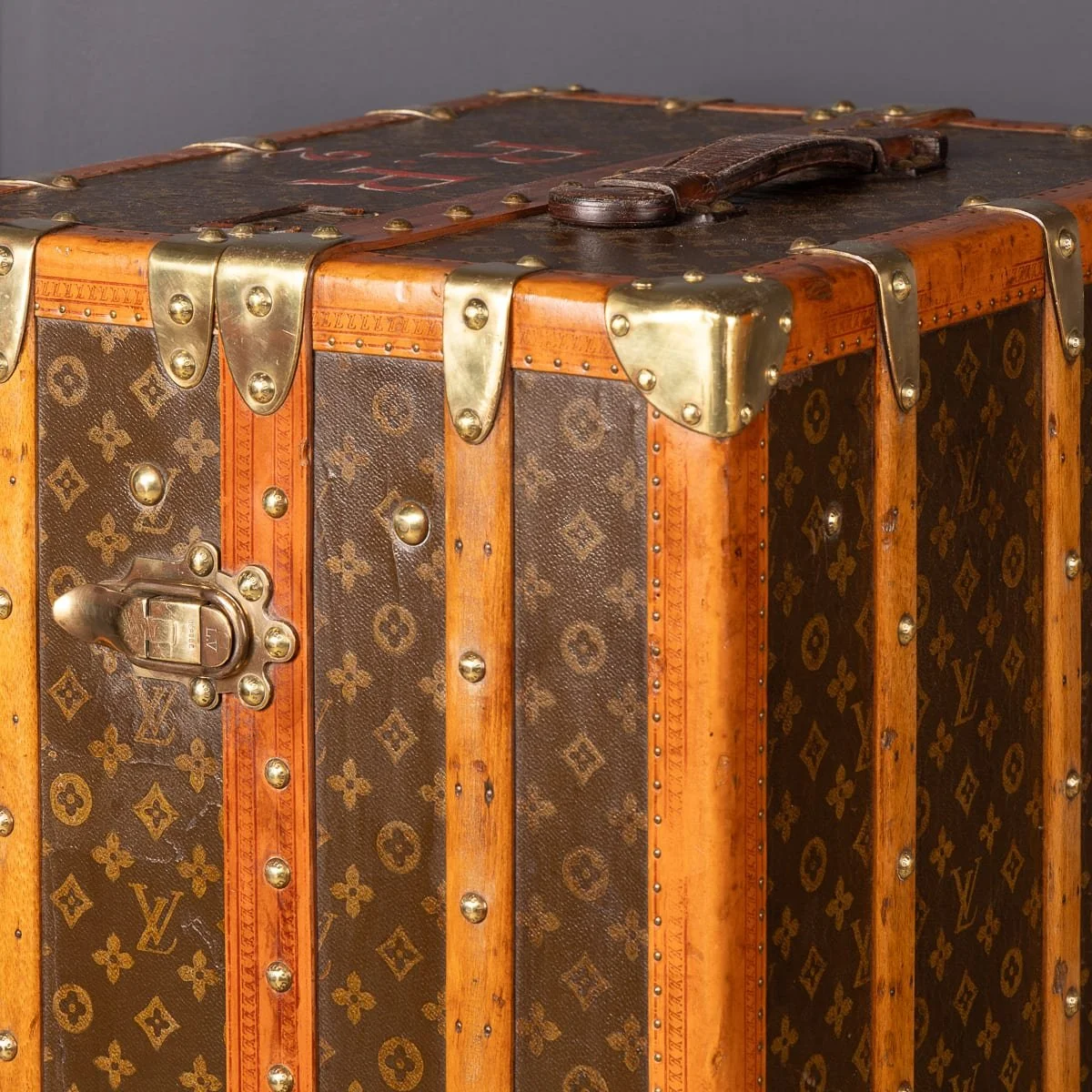 PUSHKINS.COM - D11876 - ANTIQUE 20thC LOUIS VUITTON TRUNK IN MONOGRAM CANVAS WITH BUILT IN BAR & HUMIDOR - 62.jpg