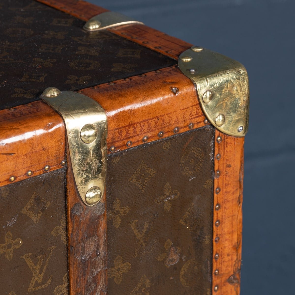 PUSHKINS.COM - B11231h - 20thC LOUIS VUITTON WARDROBE TRUNK IN MONOGRAM CANVAS, FRANCE - 27.jpg