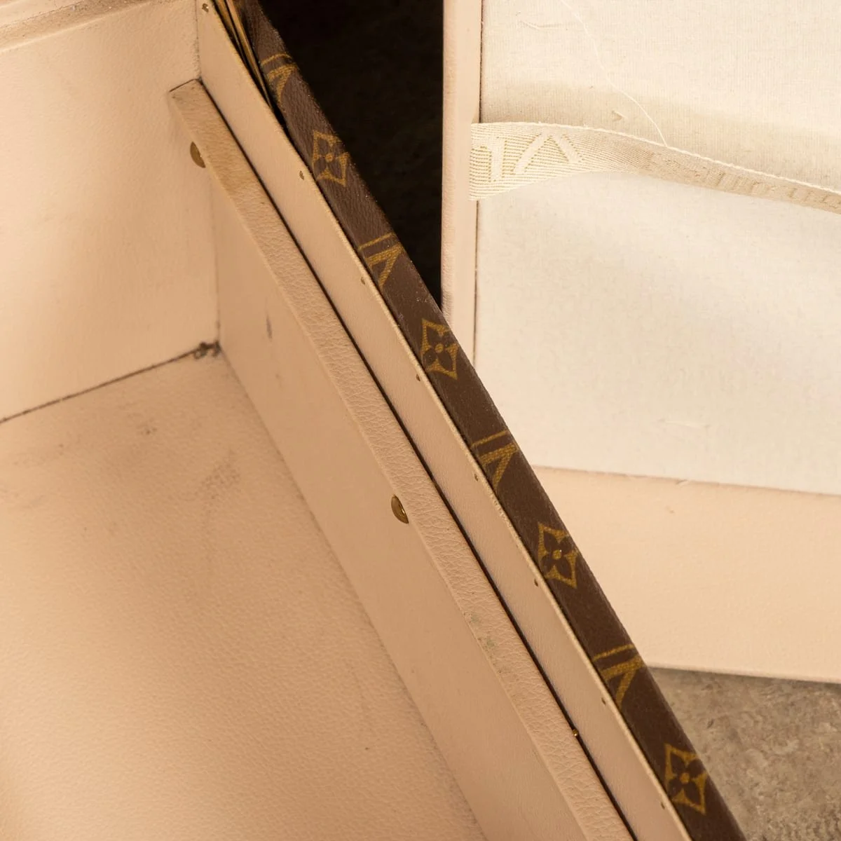 PUSHKINS.COM - Z12138 - VINTAGE 20thC LOUIS VUITTON SUITCASE IN MONOGRAM CANVAS, FRANCE - 16.jpg
